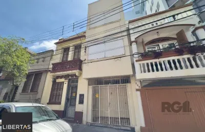 Casa com 4 dormitórios e pátio com churrasqueira no centro histórico