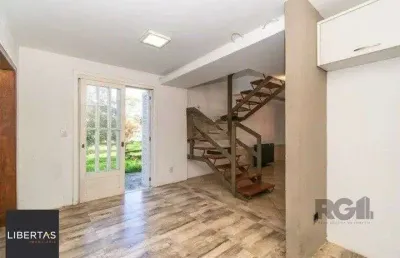 Casa em condominio com ambientes amplos e confortaveis !