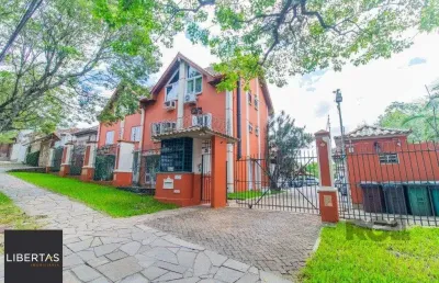 Casa em condoínio com 3 dormitorios, 2 suítes e  duas vagas de garaem no  bairro