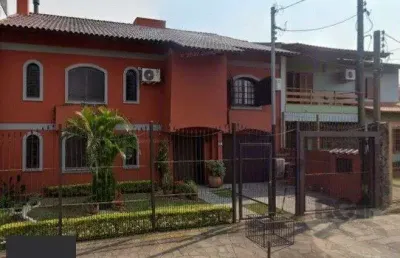 Casa de 04 dormitórios sendo 02 suíte com 03 pavimentos e 03 vagas de garagem.