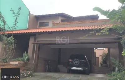 Casa de 270m² - 3 dormitórios, 1 suíte, churrasqueira, pátio e 3 vagas de garage