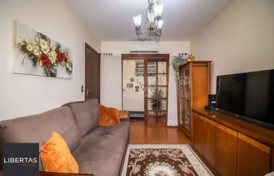 Casa de 289m² - 3 dormitórios, 1 suíte, 4 salas, churrasqueira, pátio e 4 vagas