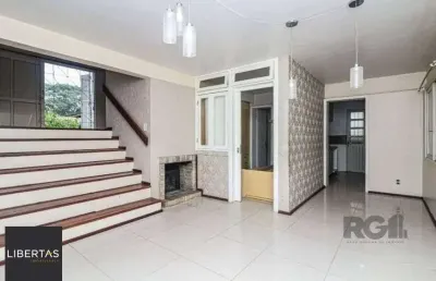Excelente casa de 147m² com 3 dormitórios, 4 vagas e 1 piscina.