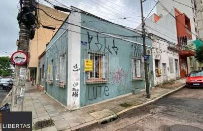 Casa de esquina com 64m², próximo ao cais embarcadero