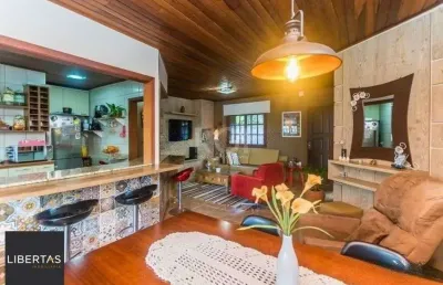 Casa de 2 dormitórios, piscina, churrasqueira e 2 vagas de garagem no bairro híp