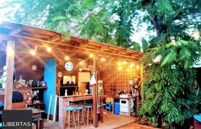 Casa com 233m², 2 dormitórios sendo 1 suíte, living com lareira, espaço gourmet
