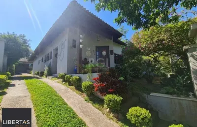 Casa em lindo terreno alto ao nível da rua medindo 10 × 32 onde consta uma resid