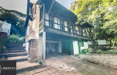Casa rústica (enxaimel) com 3 pisos e pátios amplos.