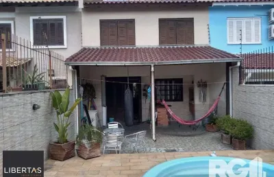 Excelente casa  3 dorm, 122m² privativos, amplo pátio com piscina nos fundos,  r