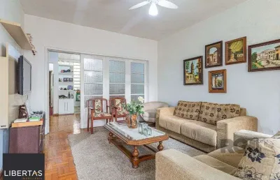 Casa  com 3 quartos, 2 banheiros e vaga de garagem,