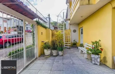 São duas casas no mesmo pátio, com 308,22m² de área construída. próxima a av. te