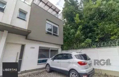 Casa impecável e mobiliada, com 3 niveis, possui 3 dormitórios sendo 1 suíte, 4