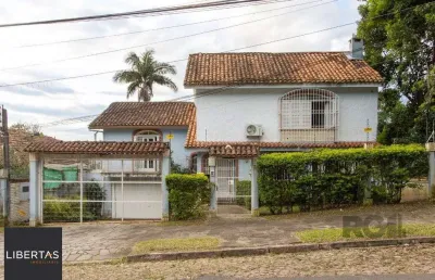 Casa no bairro cristal, possui 4 dormitórios, sendo 1suíte, closet e banheira de