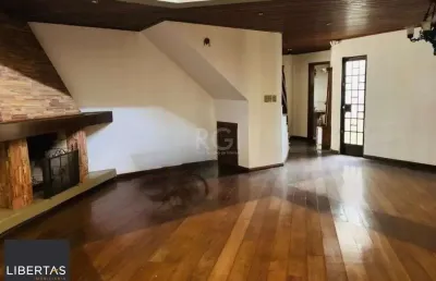 Encantadora residência com 03 dormitórios sendo 01 suíte e piscina.