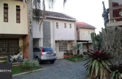 Excelente casa em condominío de 350m² com 03 dormitórios sendo 02 suítes.