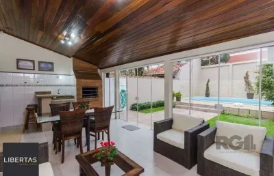 Excelente casa de 379m² com 3 dormitórios, piscina e 4 vagas.