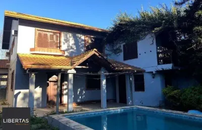 Casa de 365m² - 4 dormitórios sendo 3 suítes e 5 vagas de garagem no bairro part