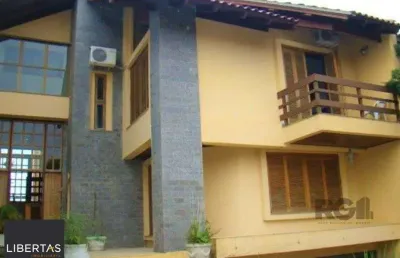 Casa de 370m² - 4 dormitórios, 2 suítes e 4 vagas de garagem no bairro espírito