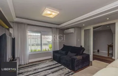 Casa à venda - 230m², 4 quartos, sendo 2 suítes, churrasqueira,  piscina e 03 va