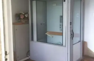 Casa com potencial residencial ou comercial, localizada em frente à avenida cris