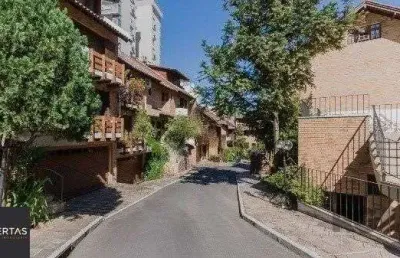 Vende-se ampla casa em condomínio com 3 quartos, suite master, sacada, perto da