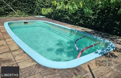 Casa de 3 dormitórios com piscina no bairro cristal.