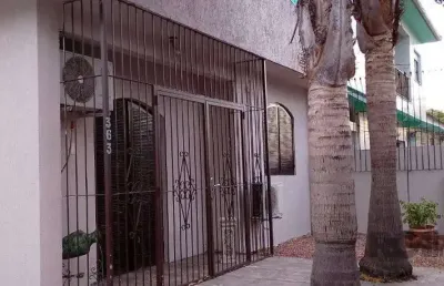 Casa térrea, 3 dormitórios, 1 suíte, living para 2 ambientes, cozinha, pátio, 2