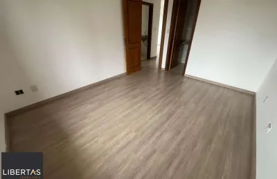 Apartamento de dois quartos, suíte e uma vaga de garagem no bairro menino deus