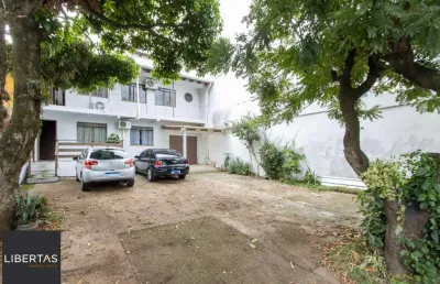 Casa ampla de 2 pavimentos com 4 dormitórios, 1 suite e 4 vagas no bairro santa