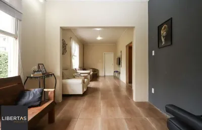 Casa semimobiliada com 188 m² de área privativa com 3 dormitórios sendo 1 suíte