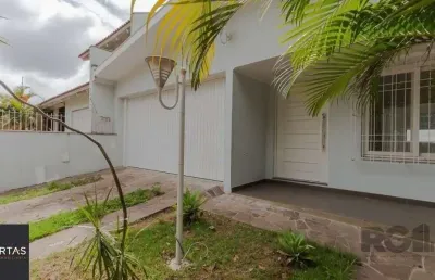 Casa 03 quartos, 02 vagas,próxima à assis brasil e sertório.