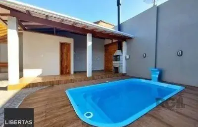 Excelente casa de 85m² com 2 dormitórios, piscina e 6 vagas.