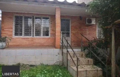 Casa de 2 quartos, com edícula, próximo a av. wenceslau escobar