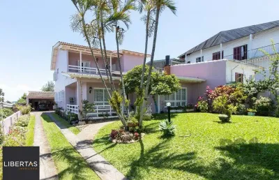 Casa com 4 quartos, suíte, churrasqueira, lareira, garagem coberta e lindo jardi