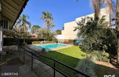 Casa térrea, com 3 dormitórios, sendo 2 suítes, 5 vagas, piscina, no bairro ipan