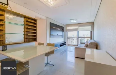 Apartamento mobiliado com lareira, suíte e sacada com vista definida