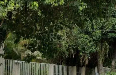 Casa com quatro (4) dormitórios,  duas (2) vagas de garagem, no bairro passo da
