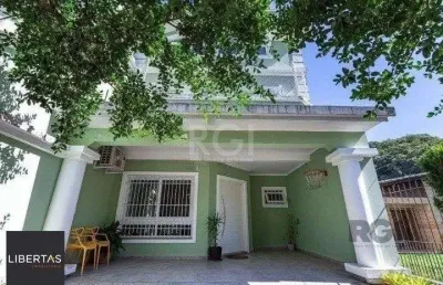 Casa com 03 dormitórios, 01 suíte, pátio, terraço com churrasqueira e vaga de ga