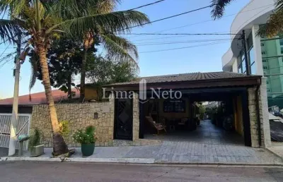 Casa de alto padrão, 243m², 2 suítes, piscina coberta