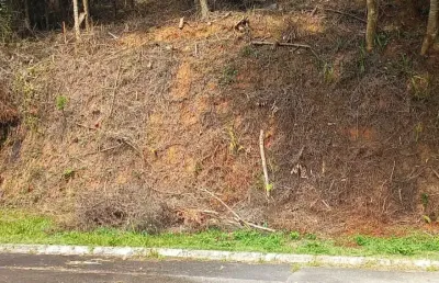 Terreno com 518 m² localizado em condomínio fechado