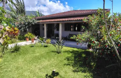 Casa  com  140 m² , 03 dormitórios  a 50 metros do mar