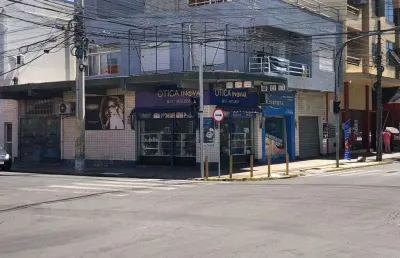 Prédio comercial com 3 lojas terreas e apto com 3 dormitórios no andar superior