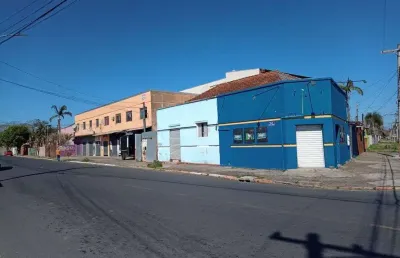 Terreno de esquina com 2  predios comerciais necessitando reforma.