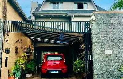 Sobrado 4 quartos com espaço gourmet no xaxim – curitiba | frente à rua, amplo, iluminação natural