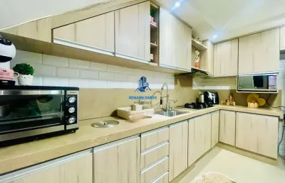 Sobrado frente para a rua no ganchinho – 3 quartos, semi mobiliado, área gourmet e vaga coberta!