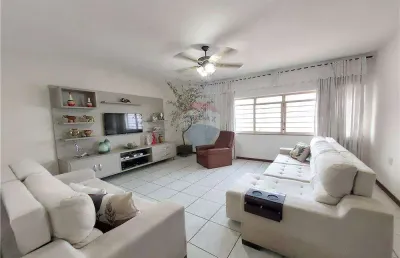 Casa com 210m², sendo 2 dormitórios e 2 banheiros por r$ 474.990,00, na santa cruz em mogi mirim/sp.