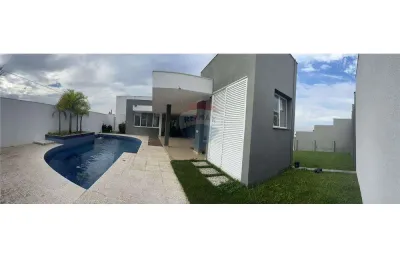 Qualidade de vida inigualável: residência marcante em condomínio exclusivo para a locação.