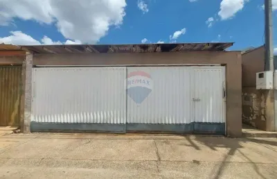 Casa com ótimo acabamento, em condomínio fechado - 2 quartos, 2 banheiros, área gourmet, garagem coberta, 187 m²
