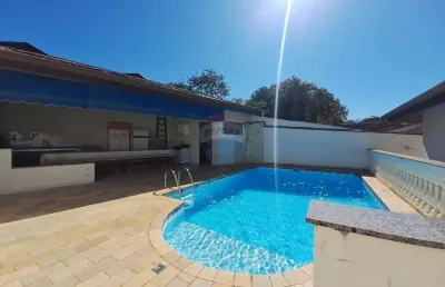 Casa 3 dormitórios sendo uma suíte e área de lazer com piscina e sauna
