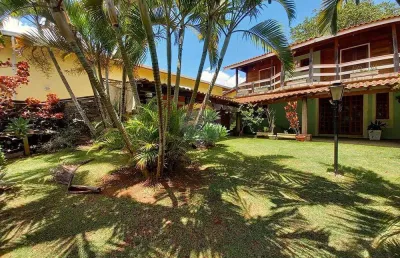 Você encontra um refúgio de paz no meio da natureza, nesta casa em condomínio, estilo rústico e aconchegante!!